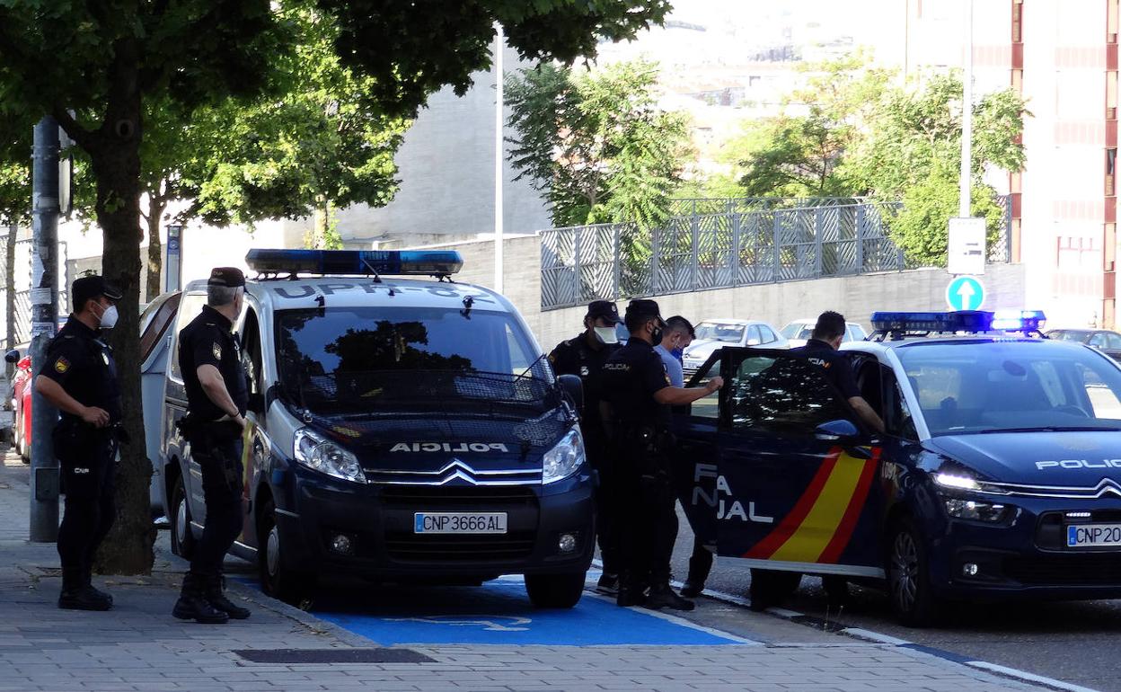 Los agentes introducen a uno de los detenidos en una patrullas al terminar el registro de un piso en Ciudad de la Habana (Parquesol).