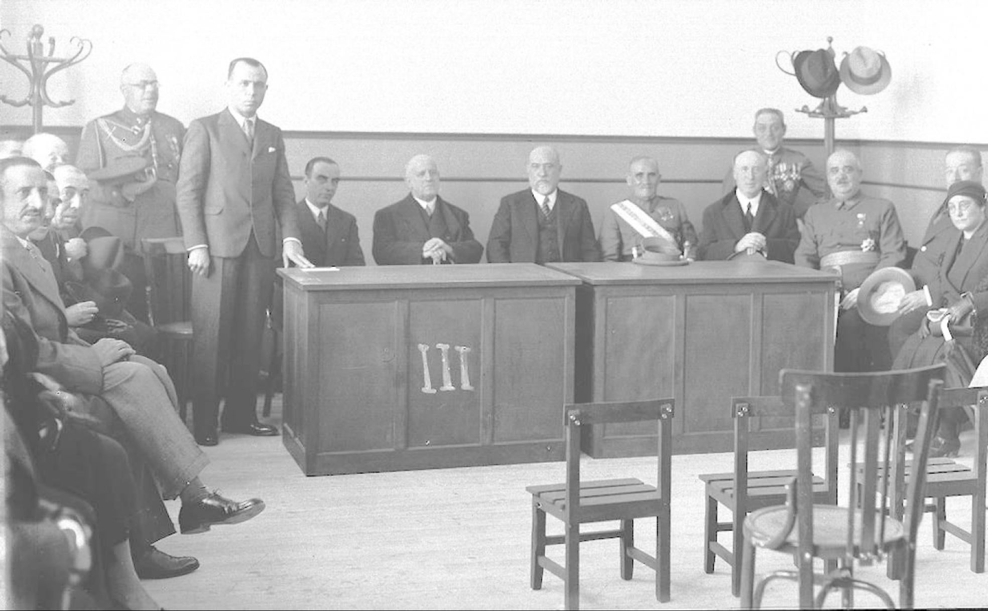 José Guardiola, en el centro, sentado, era el gobernador civil de Valladolid cuando sucedió la sublevación del general Jose Sanjurjo en agosto de 1932.