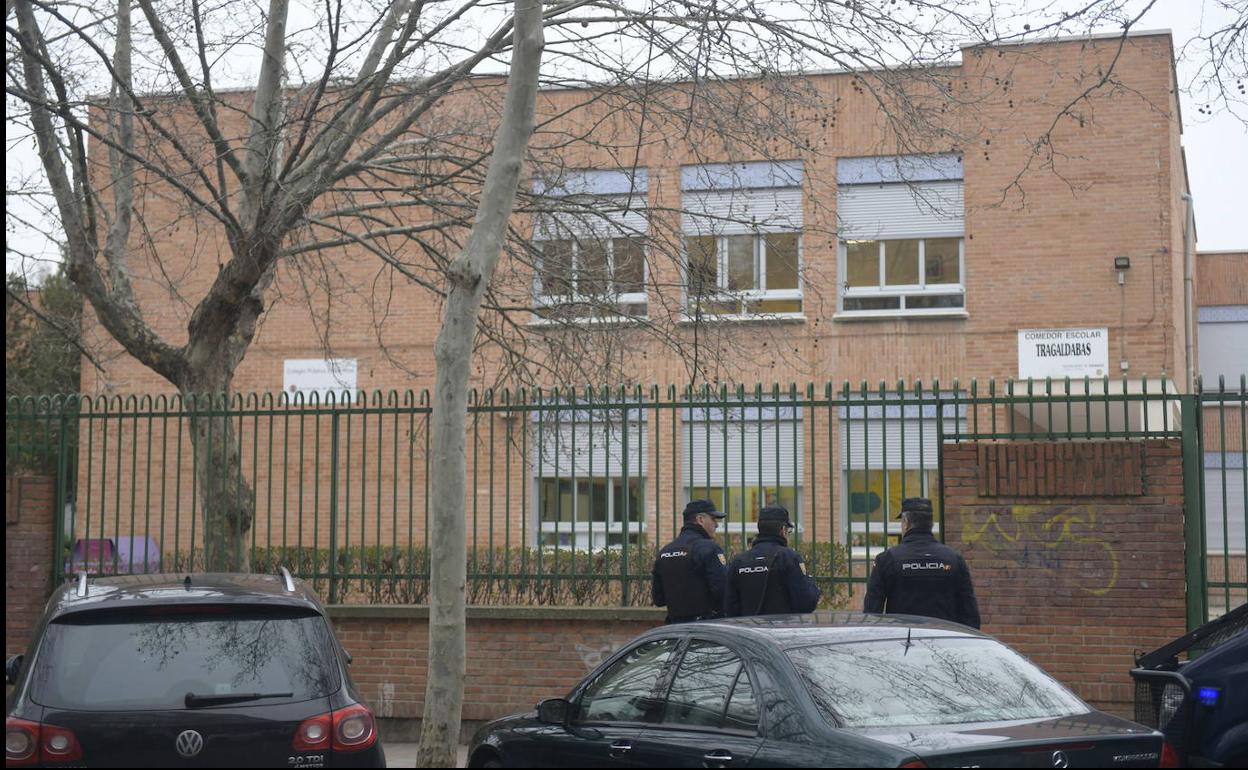 Agentes de la Policía Nacional, frente al colegio Entre Ríos, donde se produjeron los hechos. 