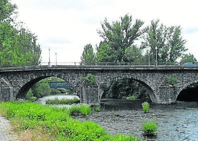 Imagen secundaria 1 - Ermita del Cristo del Amparo, a las afueras de la localidad; puente sobre el río Carrión de finales del siglo XVIII y monumento al minero, levantado en el año 1975.