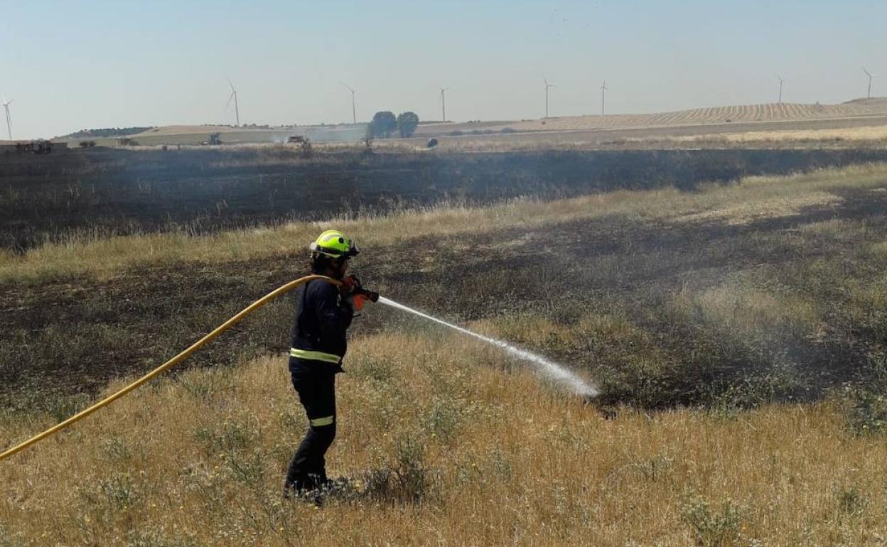 Un bombero trabaja en las labores de extinción en Paredes.