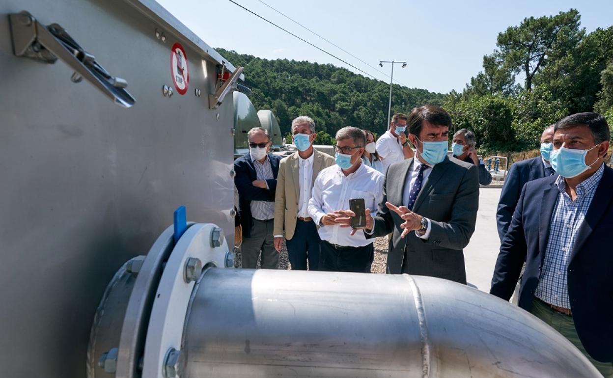 El consejero de Fomento y Medio Ambiente de la Junta de Castilla y León, Juan Carlos Suárez-Quiñones, durante la visita a las obras de la depuradora de aguas residuales de Gavilanes (Ávila)