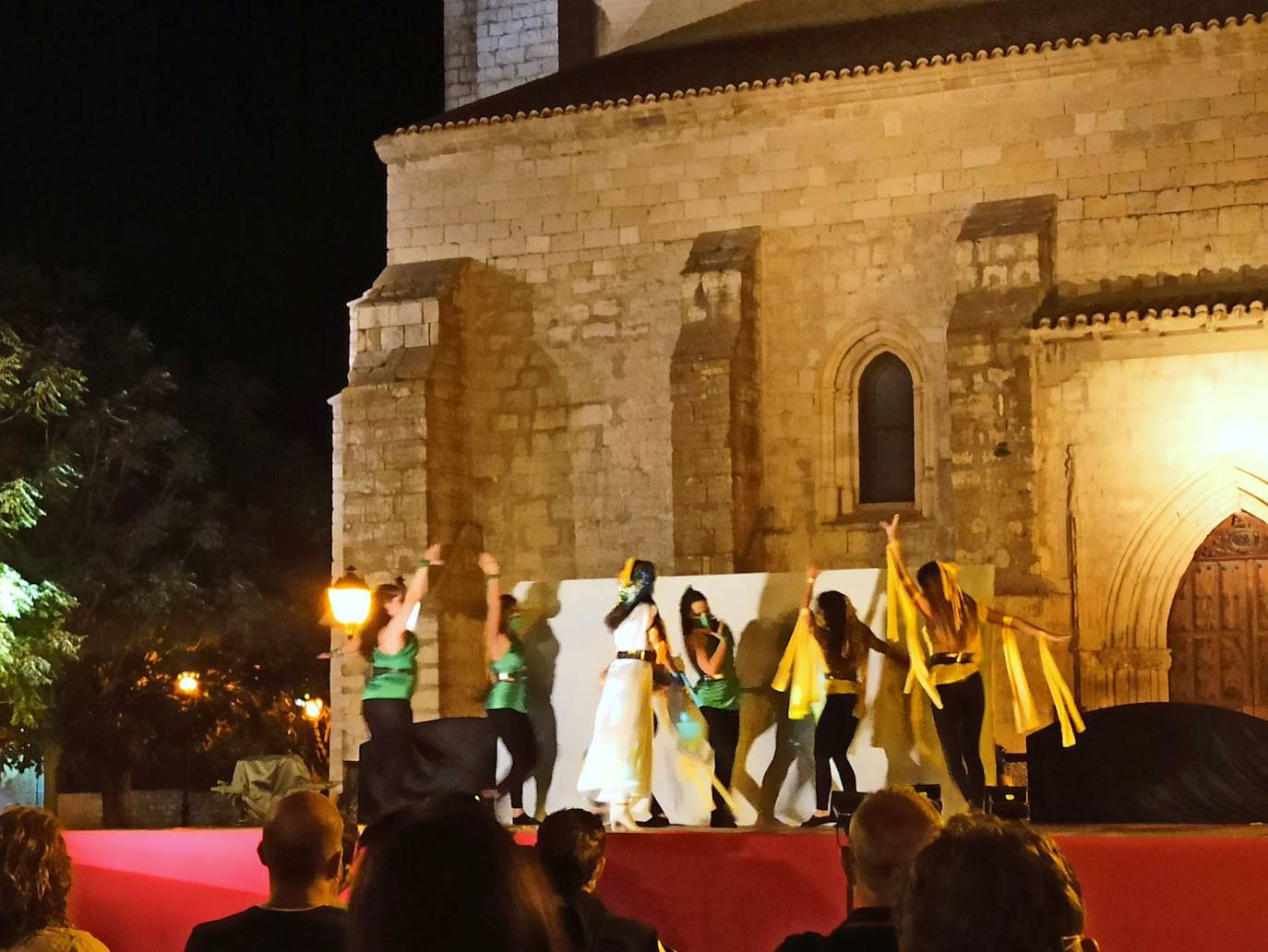 Imagen secundaria 1 - El desfile barroco reúne cada año a finales del verano a numerosos visitantes. Abajo, ballet en el mes de julio y la inauguración de la exposición de pintura de Inés Martínez y Eva del Riego. 