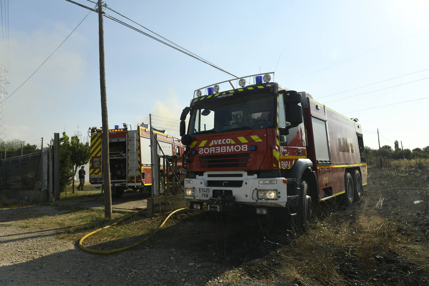 Se ha originado en el borde de la carretera aunque después se ha extendido al interior de una parcela donde se encontraban casetas de feria almacenada