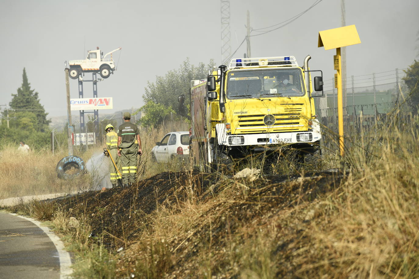 Se ha originado en el borde de la carretera aunque después se ha extendido al interior de una parcela donde se encontraban casetas de feria almacenada
