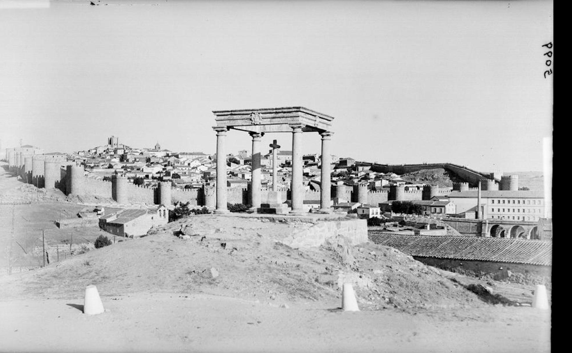 Vista general de Ávila con los Cuatro Postes a principios del siglo XX. 