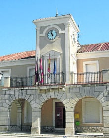 Imagen secundaria 2 - Arriba, ermita del Santo Cristo de Hontariego; antigua bomba y Ayuntamiento. 