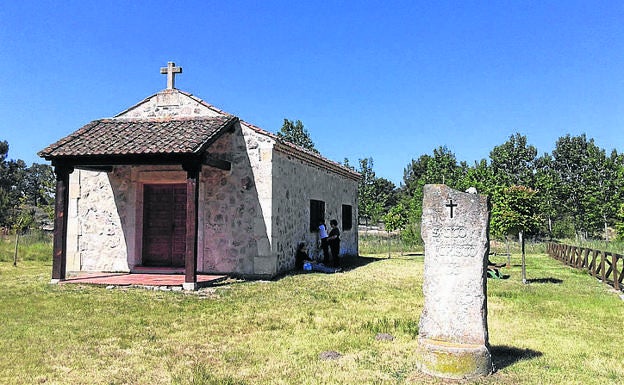 Imagen principal - Arriba, ermita del Santo Cristo de Hontariego; antigua bomba y Ayuntamiento. 