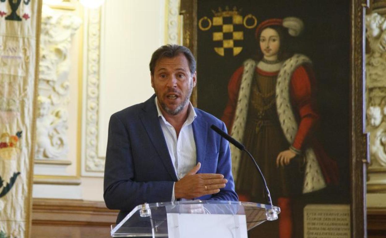 Puente durante una rueda de prensa.