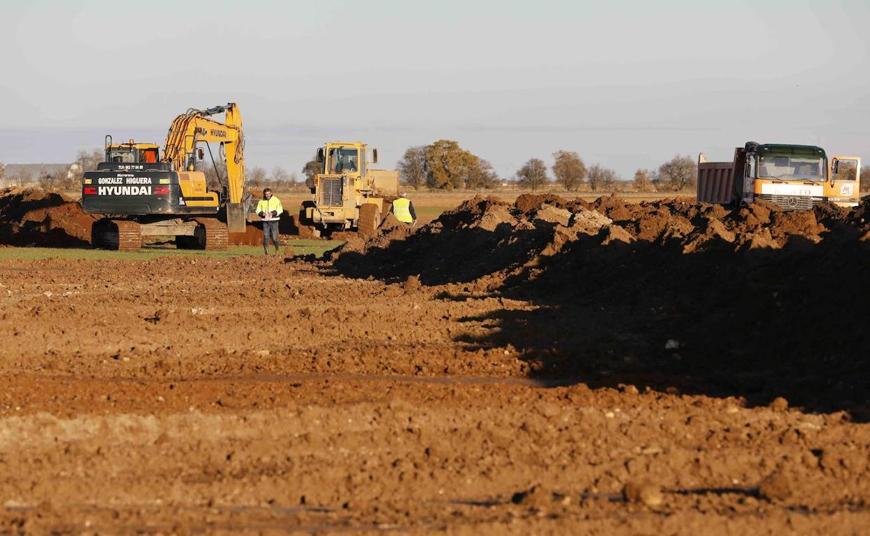 Dos operarios durante los trabajos de movimiento de tierras el pasado diciembre, en el tramo de la A-11 que afecta a Valbuena de Duero.