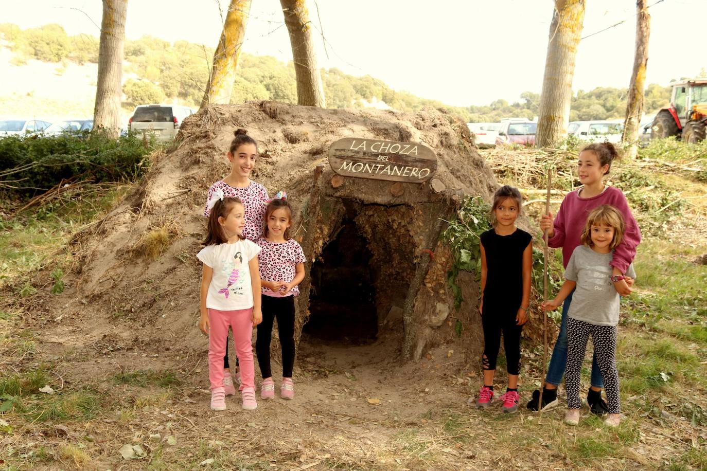 Imagen secundaria 1 - Los lavaderos de Cevico Navero, uno de los lugares emblemáticos que visitar. Abajo, la choza montanera y a su lado, la fiesta montanera que este año no se podrá convocar. 