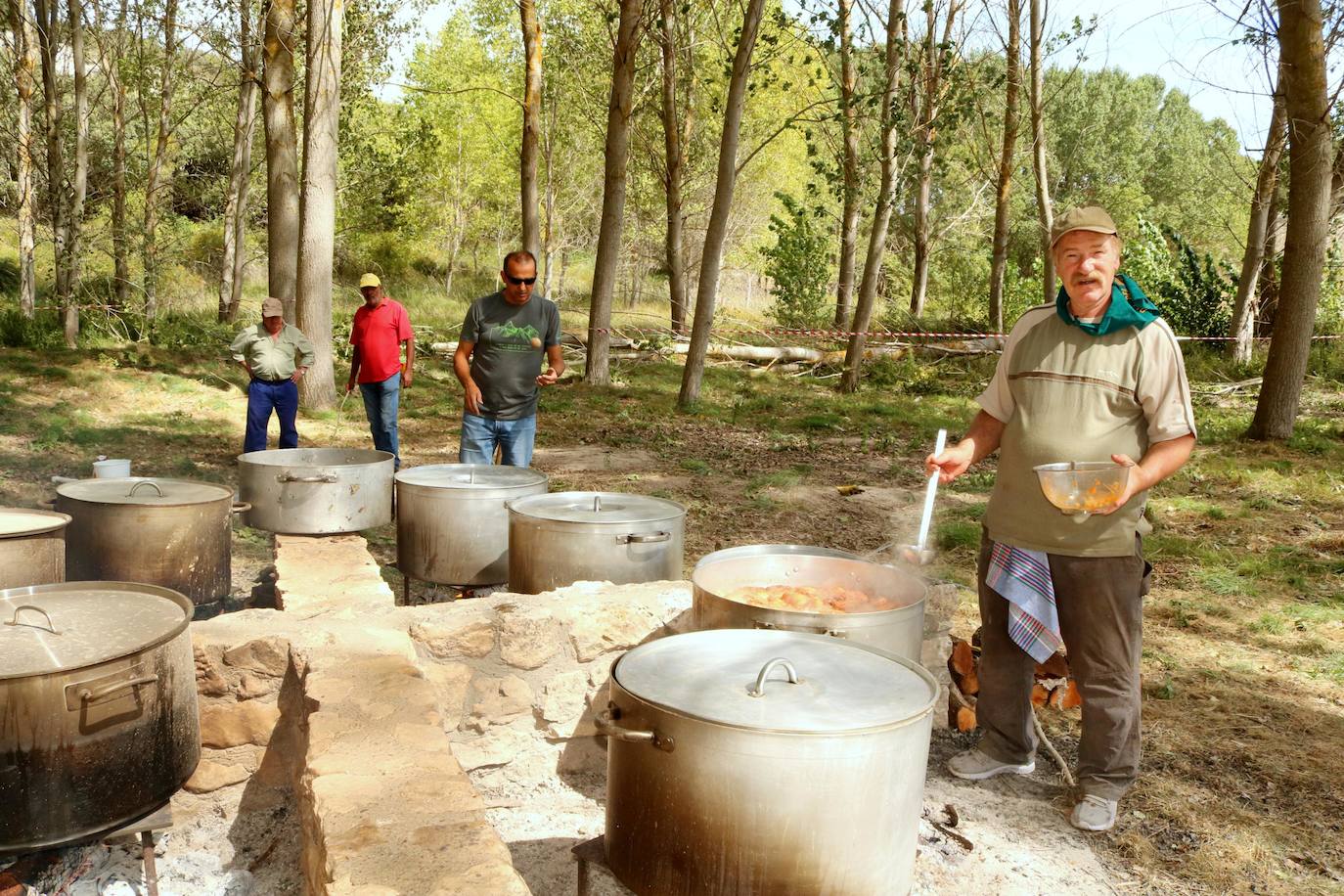 Imagen secundaria 2 - Los lavaderos de Cevico Navero, uno de los lugares emblemáticos que visitar. Abajo, la choza montanera y a su lado, la fiesta montanera que este año no se podrá convocar. 