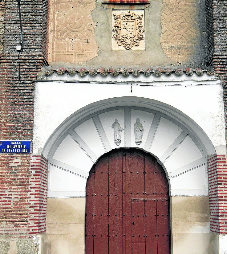 Imagen secundaria 2 - Arriba, interior del Real Convento de Santa Clara; ermita de la Moralejilla.y portada con escudo del convento.