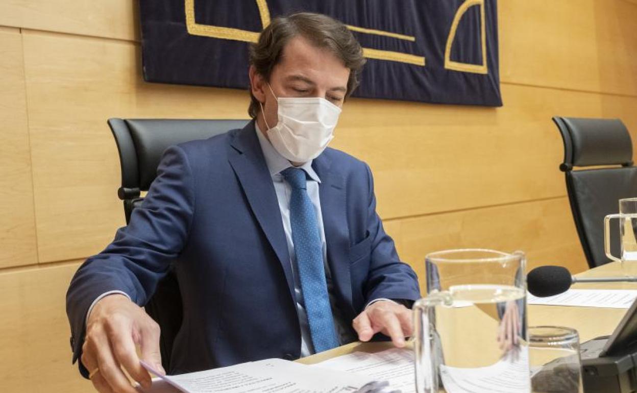 Alfonso Fernández Mañueco comparece ante la comisión de las eólicas en las Cortes. 