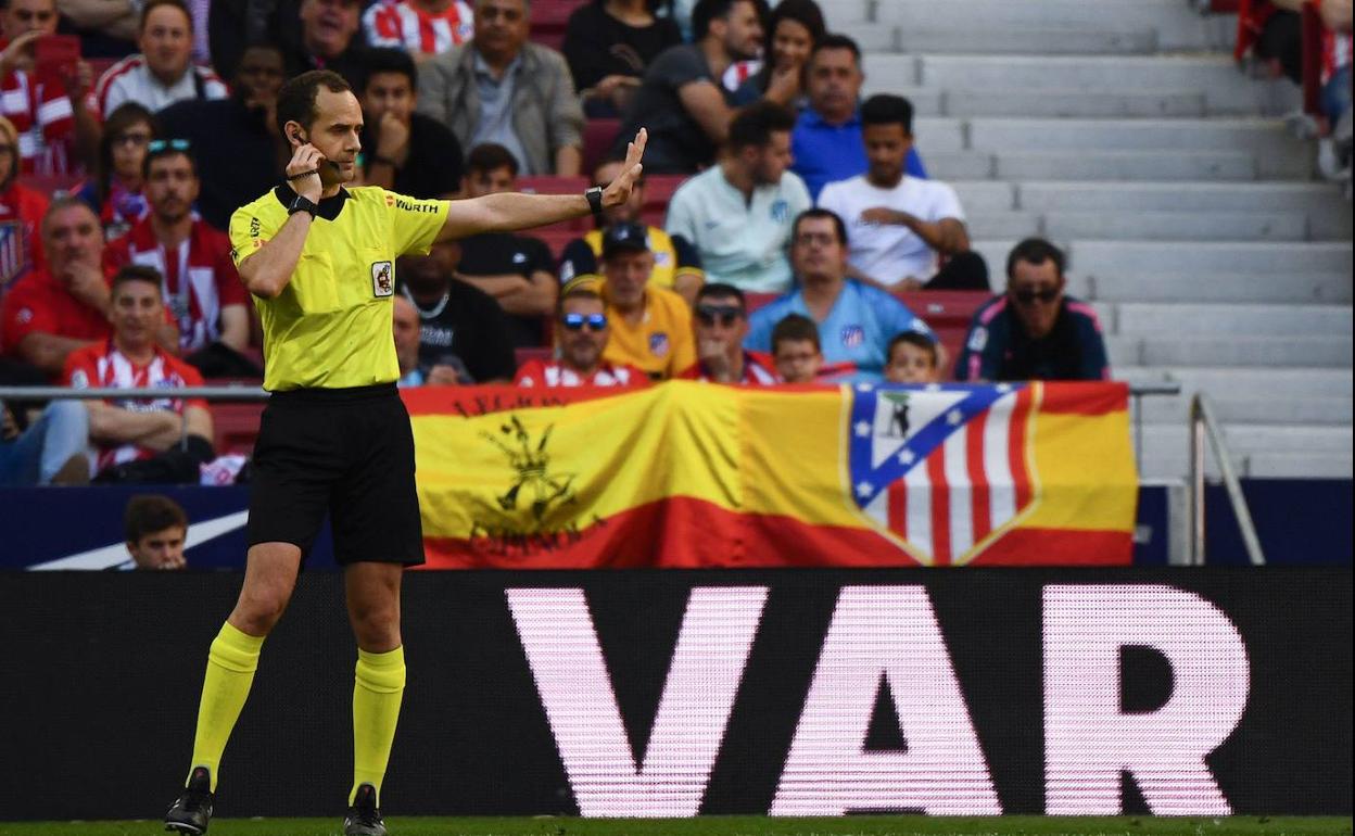 Melero López escucha las indicaciones desde la sala VOR. 