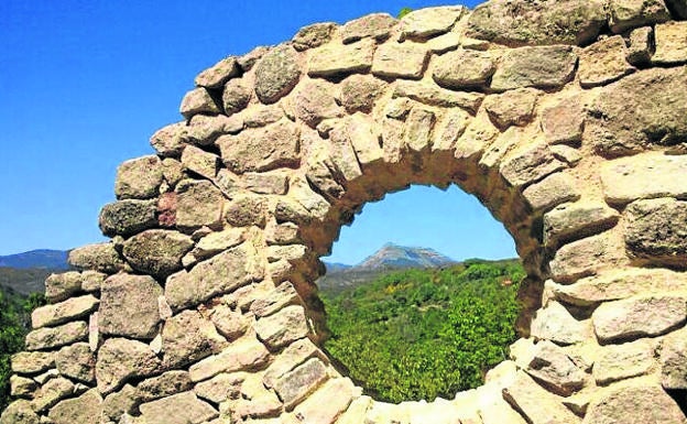 Imagen principal - Arriba, restos arquitectónicos y al fondo, la Peña de Francia; los restos de la torre del castillo convertidos en mirador; espadaña de la iglesia, declarada Bien de Interés Cultural.