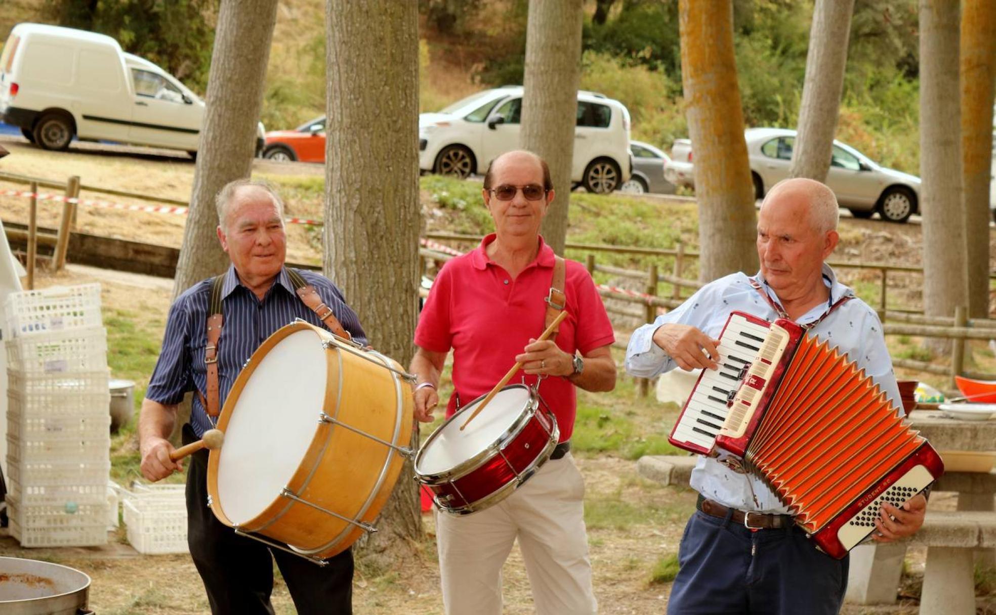 Integrantes de la charanga 'Los Mejores' queameniza las fiestas de Cevico Navero. 