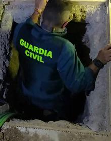 Imagen secundaria 2 - Secuencia del registro en la nave de la calle Estaño, donde vivían dos ciudadanos vietnamitas para cultivar marihuana a gran escala.