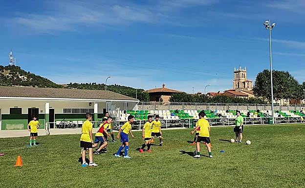 Imagen principal - Un momento del campamento de verano deportivo. Abajo, los vecinos esperan poder celebrar la procesión aunque posiblemente con cambios. A la derecha, un momento de la representación de danza vertical que ha tenido lugar en el mes de julio. 