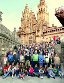 Imagen secundaria 2 - 'Rural chef', una de las actividades del año pasado. Abajo, reparto de bollos y naranjas en la fiesta de la Virgen de los Remedios y una imagen de la excursión que realizaron todos los vecinos a Santiago de Compostela. 