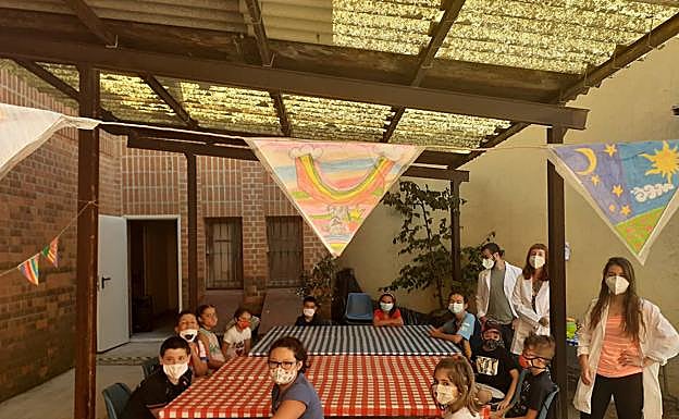 Imagen principal - Actividades en la ludoteca, clases de Zumba para mayores y patinaje para jóvenes. 