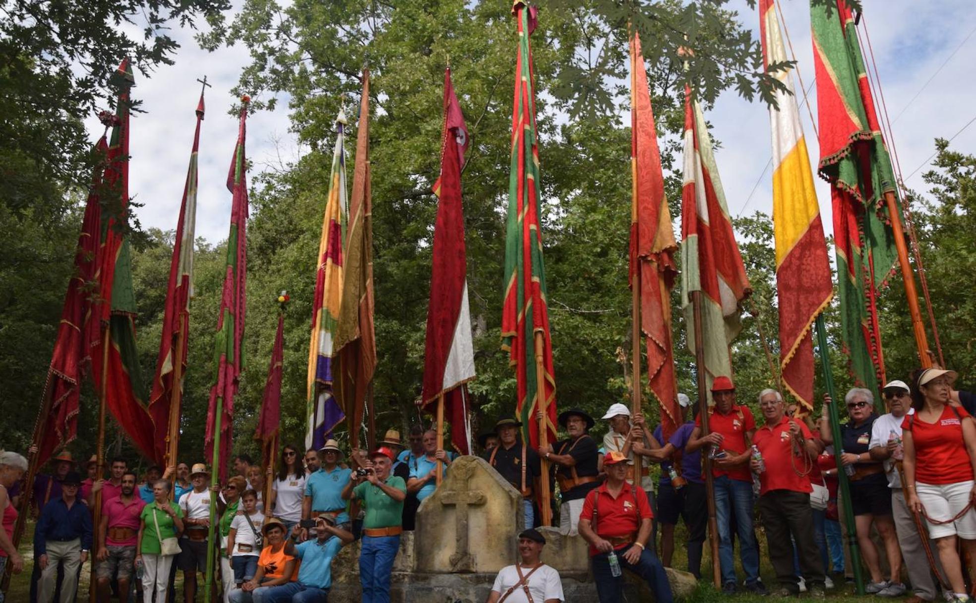 Aún por definir si se podrá desarrollar la pendonada en la primera semana de septiembre para subir, como todos los años, hasta la fuente del peregrino. En ese lugar sí está prevista en agosto el final de una actividad de geolocalización para niños.