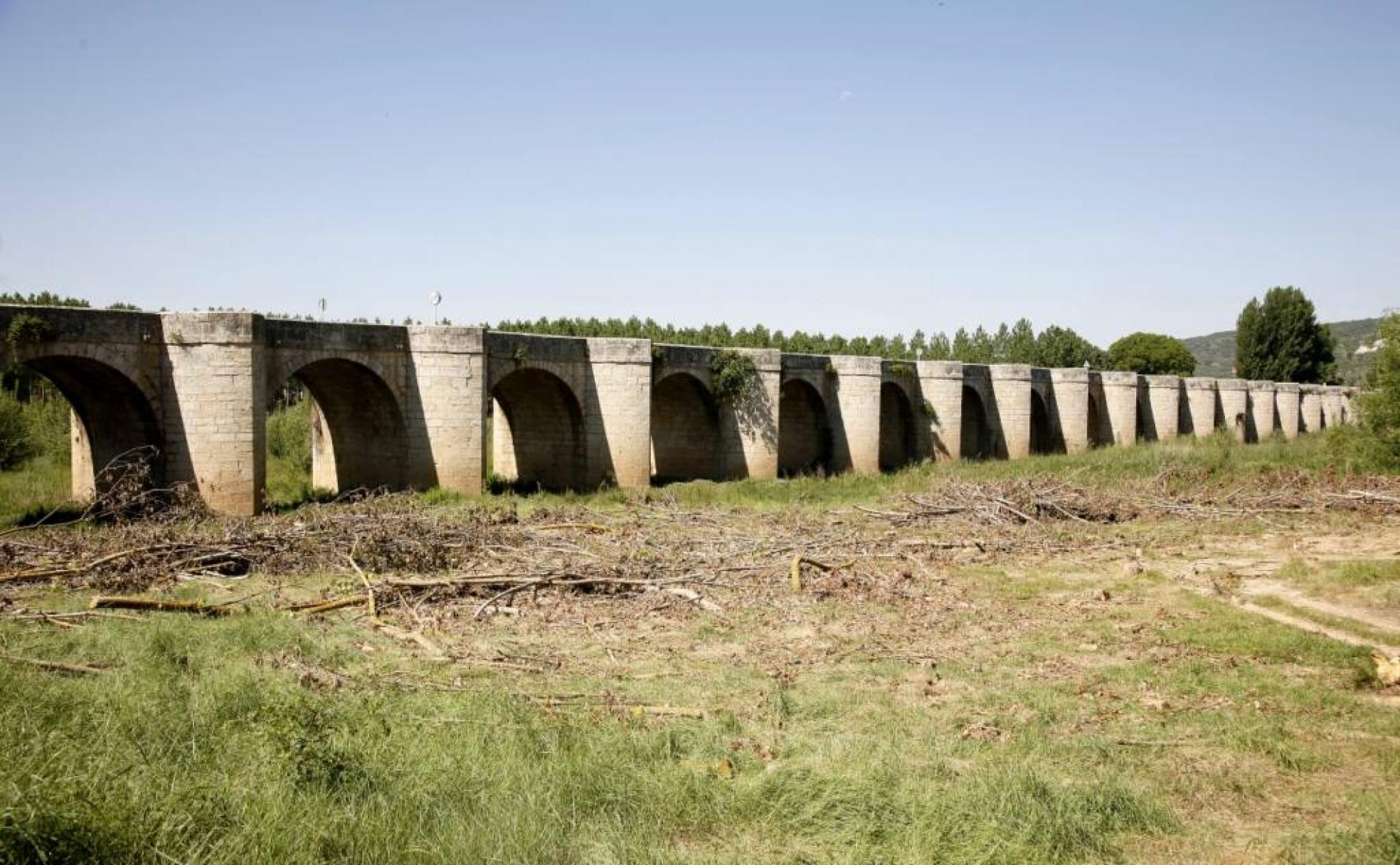 El llamativo puente de 19 ojos que da paso a la localidad de Cordovilla la Real.