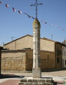 Imagen secundaria 2 - Rolo de Justicia de Cordovilla la Real, que además también luce un segundo rollo, procedente del Monasterio del Salvador del Moral y el monolito que conmemora la construcción del puente en la época de Carlos III. 