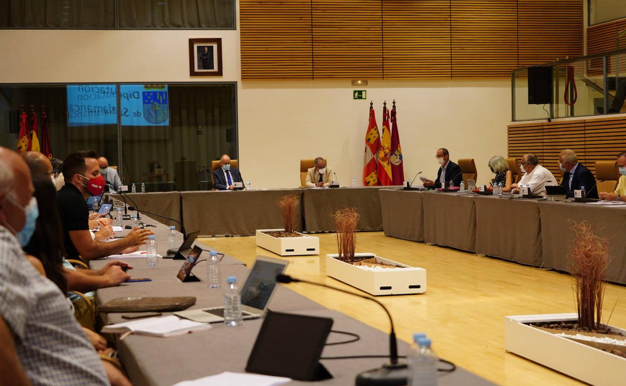 Primer pleno presencial de la Diputación desde la entrada en vigor del estado de alarma en la sala de ensayos del Palacio de Congresos. 