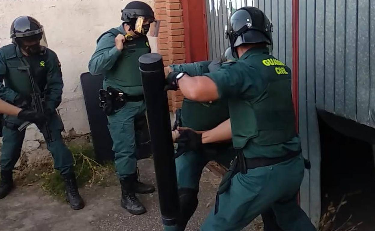 Los agentes derriban con un ariete la puerta de la nave de la calle Estaño.