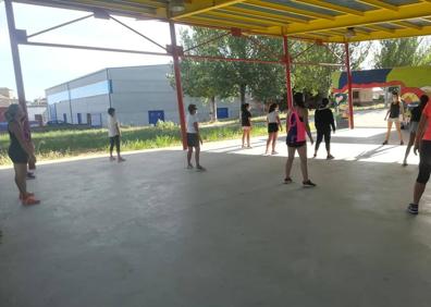 Imagen secundaria 1 - Actividades en la ludoteca, clases de Zumba para mayores y patinaje para jóvenes. 