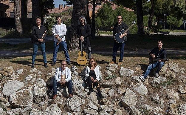 Imagen principal - El grupo Abrojo será uno de los que ofrezcan música folk, también estarán presentes las versiones de rock y la música de Natalia Bravo. 