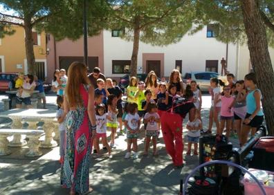 Imagen secundaria 1 - La reunión de danzantes de paloteo del año pasado y que esta vez no se podrá convocar. Abajo, talleres infantiles, que en agosto serán tranquilos y cumpliendo todas la norma sanitarias y a la derecha, Luis Pedraza.