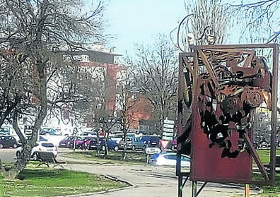 Imagen secundaria 1 - El Cristo de los Trabajos de Laguna, en procesión en Valladolid; El Parque de la Memoria, con el monumento escultórico, muestra del patrimonio moderno de una villa en constante expansión y la Virgen del Villar