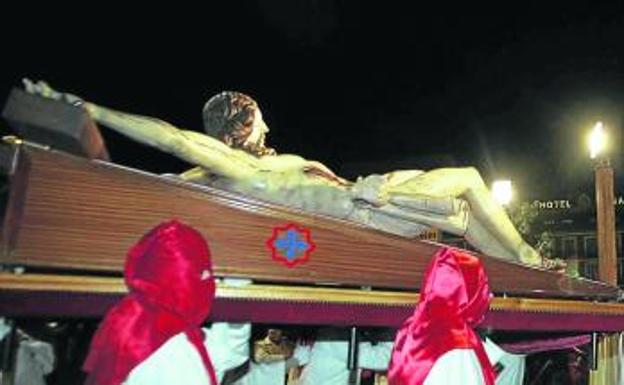Imagen principal - El Cristo de los Trabajos de Laguna, en procesión en Valladolid; El Parque de la Memoria, con el monumento escultórico, muestra del patrimonio moderno de una villa en constante expansión y la Virgen del Villar