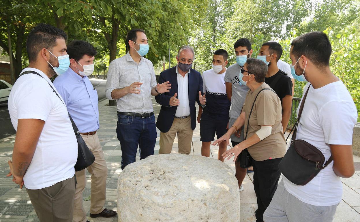 Las autoridades, con los alumnos, en el Bolo de la Paciencia.