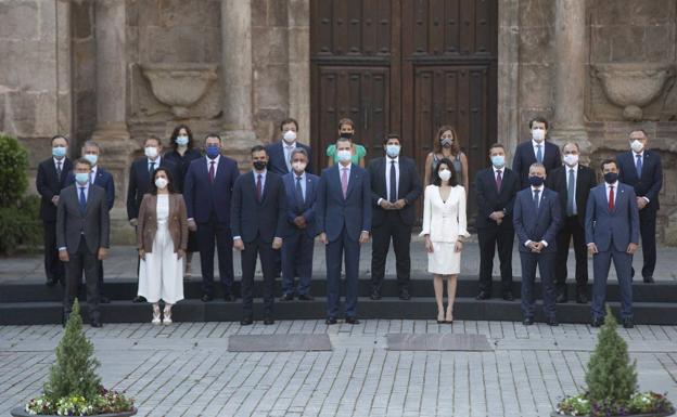 Imagen principal - Mañueco comparecerá en las Cortes para informar de lo tratado en las conferencias de presidentes