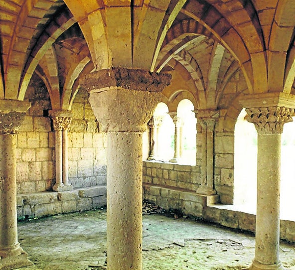 Imagen principal - Arriba, Sala capitular de estilo románico del monasterio; debajo, la vieja fábrica de luz hoy arruinada y el limpresionante juego de esclusas de Calahorra de Ribas, donde comenzó a excavarse el Canal de Castilla.. 