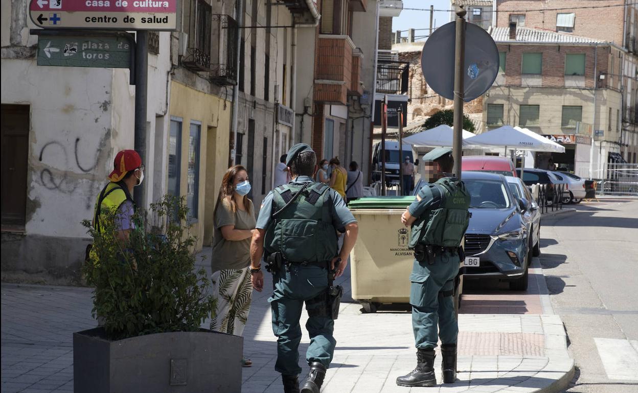 Varias patrullas de la Guardia Civil realizaron controles durante todo el sábado en Íscar. 