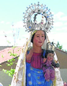 Imagen secundaria 2 - Arriba, zona de la ribera del río; monolito instalado en uno de los jardines de la localidad y la Virgen del Pollo durante la romería..