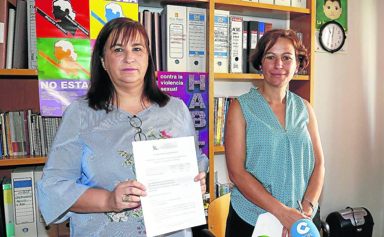 Imagen de archivo de la abogada Manuela Torres y la psicóloga Elena Hermo, de Adavas Salamanca.