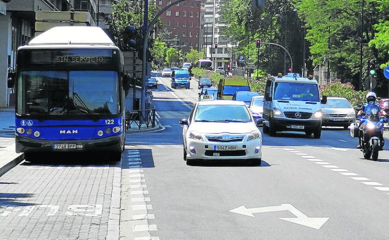 Los coches circulan por los tres carriles de Isabel La Católica, a la altura de la plaza de Poniente