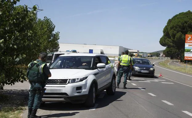 La Guardia Civil controla los accesos de Íscar y Pedrajas tras la orden de confinamiento