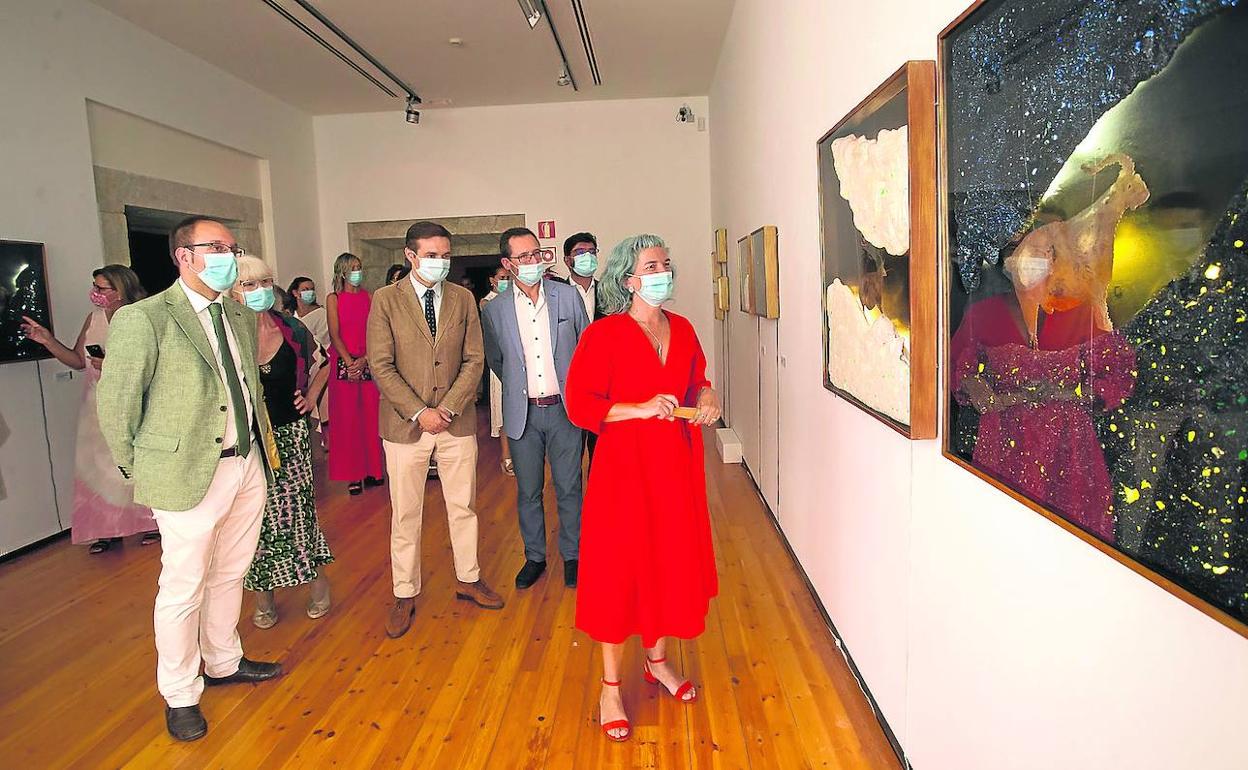 La artista y las autoridades durante la inauguración de la exposición en el Palacio de los Águila. 