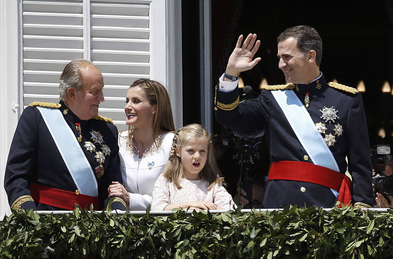 2014. Juan Carlos sale al balcón del Palacio Real junto a los nuevos reyes durante la proclamación de Felipe VI.