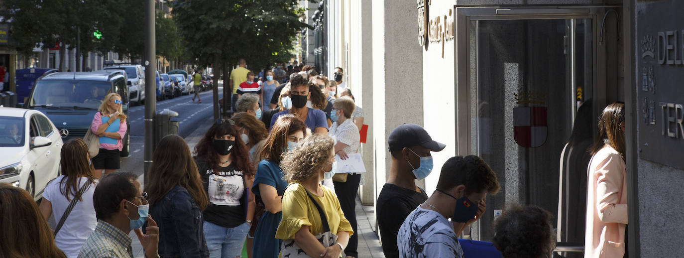 El primer día para solicitar el complemento regional desbordó las oficinas de la Junta al solaparse con el fin de las subvenciones autonómicas al alquiler. 