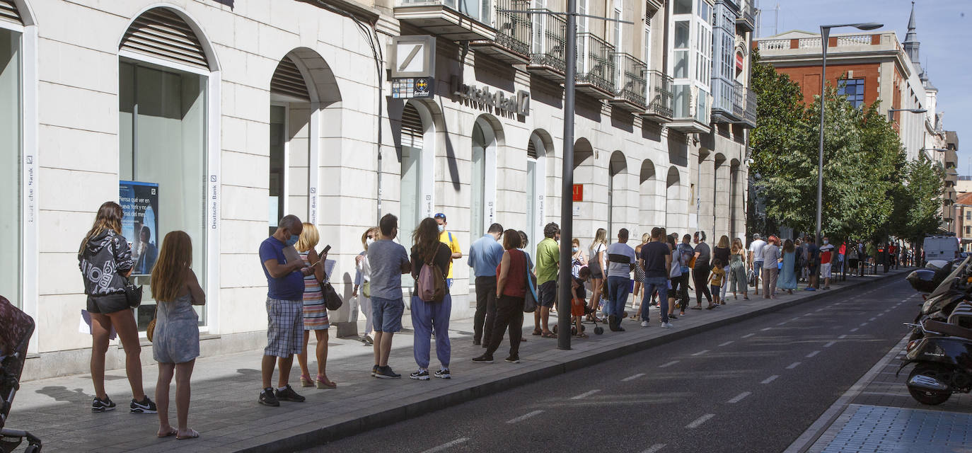 El primer día para solicitar el complemento regional desbordó las oficinas de la Junta al solaparse con el fin de las subvenciones autonómicas al alquiler. 