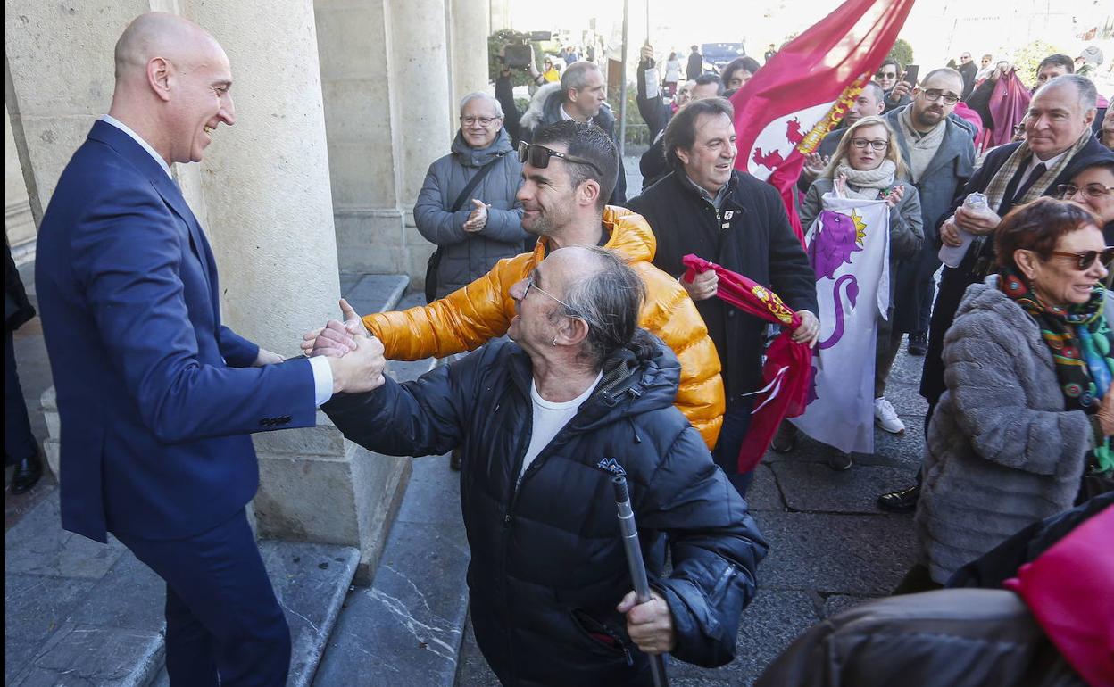 El alcalde de León saluda a las personas concentradas tras la aprobación de la moción para pedir la autonomía de la región leonesa.