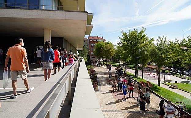 Imagen de la cola ante la sede de la Junta en Salamanca.