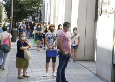 Imagen secundaria 1 - Decenas de personas esperan su turno para solicitar ayudas.